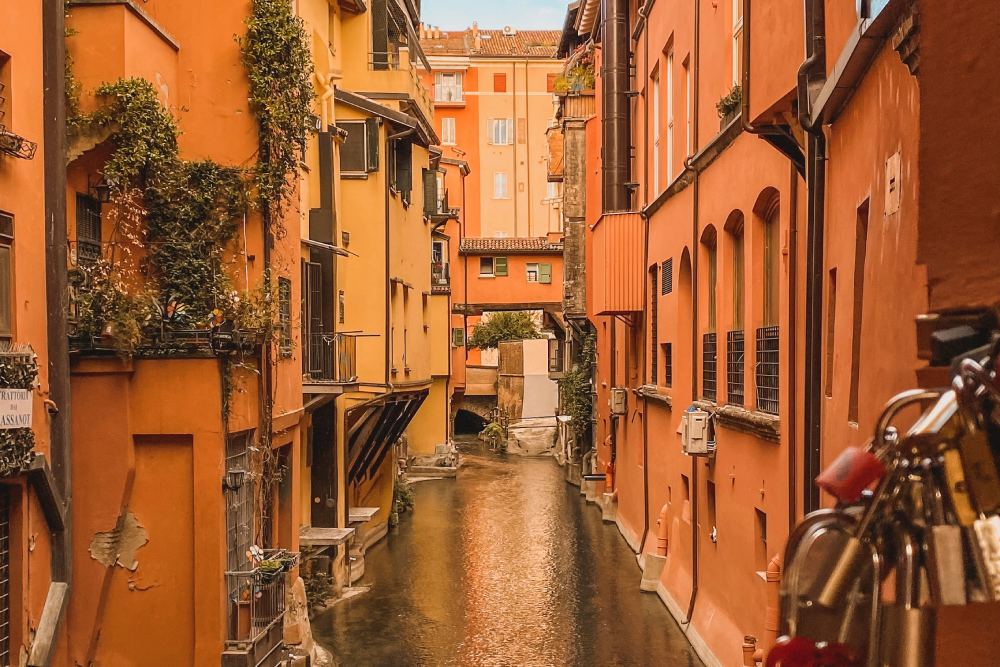 Bologna insolita finestrella di Via Piella