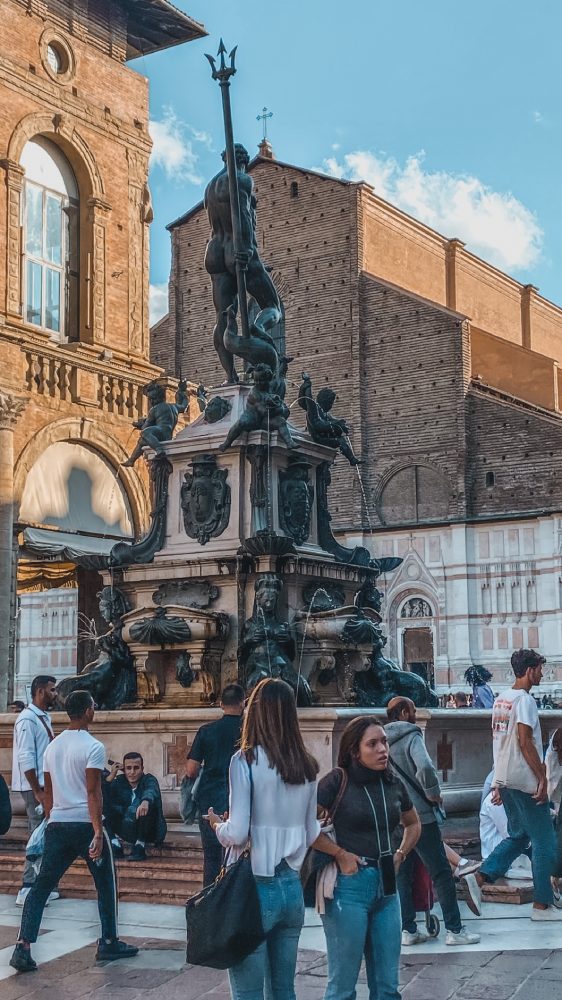 Bologna insolita statua del Nettuno
