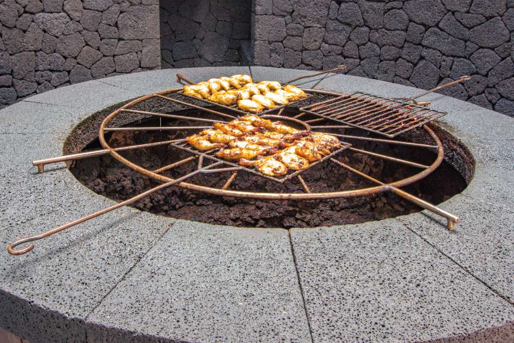 Cosa mangiare a Lanzarote carne cotta con il calore del vulcano