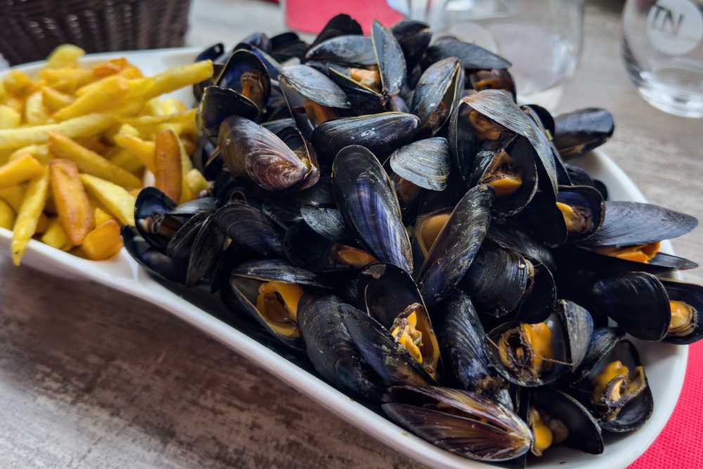 Cosa mangiare in Bretagna cozze e patatine fritte