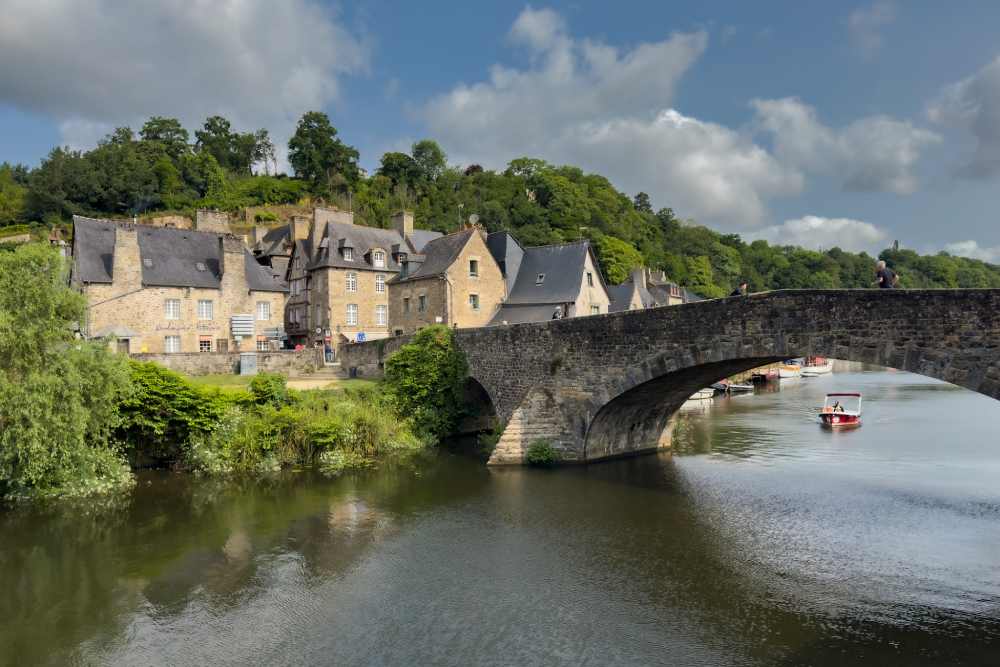 Cosa vedere a Dinan ponte in pietra Porto di Dinan