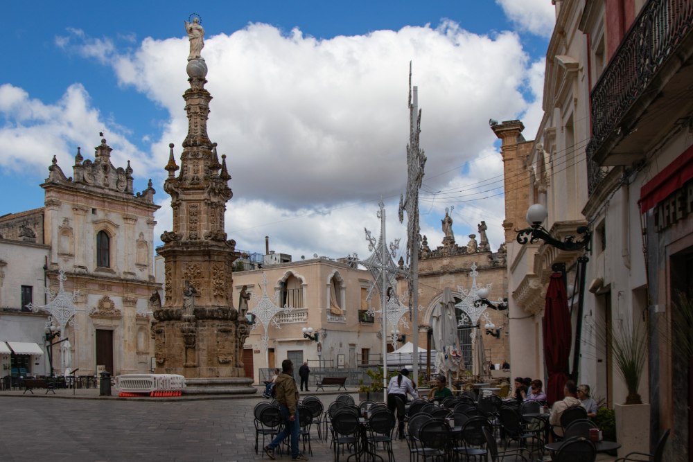 Cosa vedere a Nardò veduta panoramica di Piazza Salandra con la Guglia dell'Immacolata e il Palazzo del Sedile.