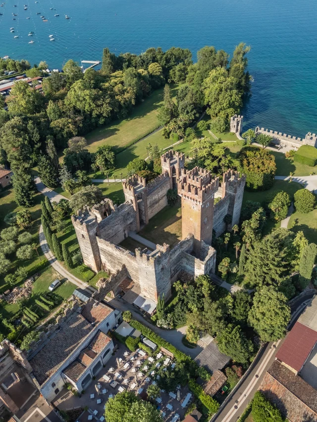 Gita a Lazise, sul Lago di Garda ⛵️

📍Lazise (VR)
situato lungo la sponda veneta del Lago di Garda

🚙 meta ideale per trascorrere una giornata, a 2 ore da Milano e a soli 30’ da Verona

🏰 qui potrai passeggiare per il pittoresco centro storico e sul lungo lago, ammirare le mura ed il Castello Scaligero, rilassarti nelle varie spiaggette ed accomodarti in uno dei vari ristoranti presenti per gustare la cucina locale

🌀 Curiosità: Lazise viene considerato il primo comune libero d’Italia, già dal 983 d.C., autonomia civica concessa dall’imperatore Ottone II

🎒 a Lazise ci hanno accompagnati i nostri nuovi zaini @the_urbansociety realizzati in eco-tech PU vegano, ideali sia in città che in viaggio *gifted

🔹zaino Rolltop colore Desert, con chiusura centrale a moschettone regolabile e con custodia interna imbottita ed estraibile per laptop
🔹 zaino Offroad 45 colore Black, dotato di una grande tasca frontale e due laterali, all’interno custodia imbottita ed estraibile per laptop

🛍️ dai un occhio al sito per scoprire tutti i prodotti www.theurbansociety.it

🎁 PROMO: per te in regalo uno speciale sconto del 20% con il codice GRETAELUCA20, valido fino al 31 agosto 2025 

👉 hai mai visitato Lazise?

📌 s@lva per non dimenticartene
🔗 segu|ci per altri consigli di viaggio

Lazise | Lago di Garda | Verona | Veneto turismo | zaino da viaggio | zaino da città |

#lazise #lagodigarda #venetodascoprire #gardalake #viaggiare #verona